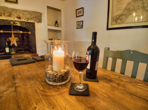 Knocker Cottage is a 3 bedroom made up of 1 double bedroom and 2 small double bedrooms in small village 10 min to beaches